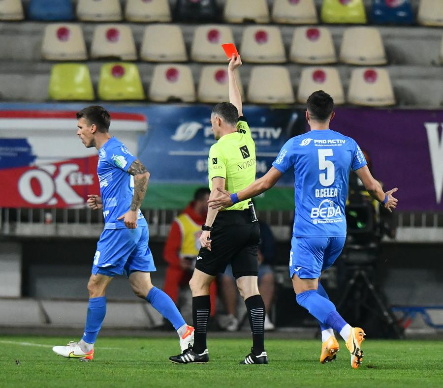Momentul în care arbitrul strică echilibrul jocului, eliminându-l gratuit pe Kocivi // FOTO Cristi Preda Arbitrii s-au pus în slujba FCSB-ului! Cum au ajutat-o să urce în clasament
