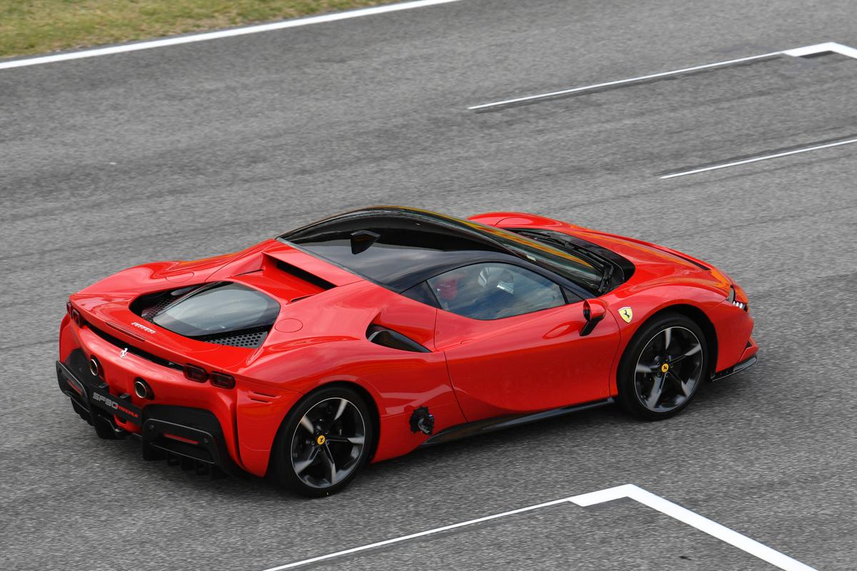 Ferrari SF90 Stradale - Zlatan Ibrahimovic