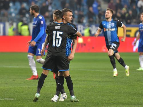Cum l-a „trezit” Reghecampf pe Nistor la pauza meciului cu FCU Craiova // sursa foto: Imago