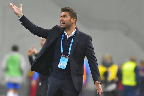 FCU Craiova are cea mai slabă ofensivă a etapei. În tentativa de a găsi explicații pentru randamentul inexistent din atac, Adrian Mutu (42 de ani) s-a faultat singur.