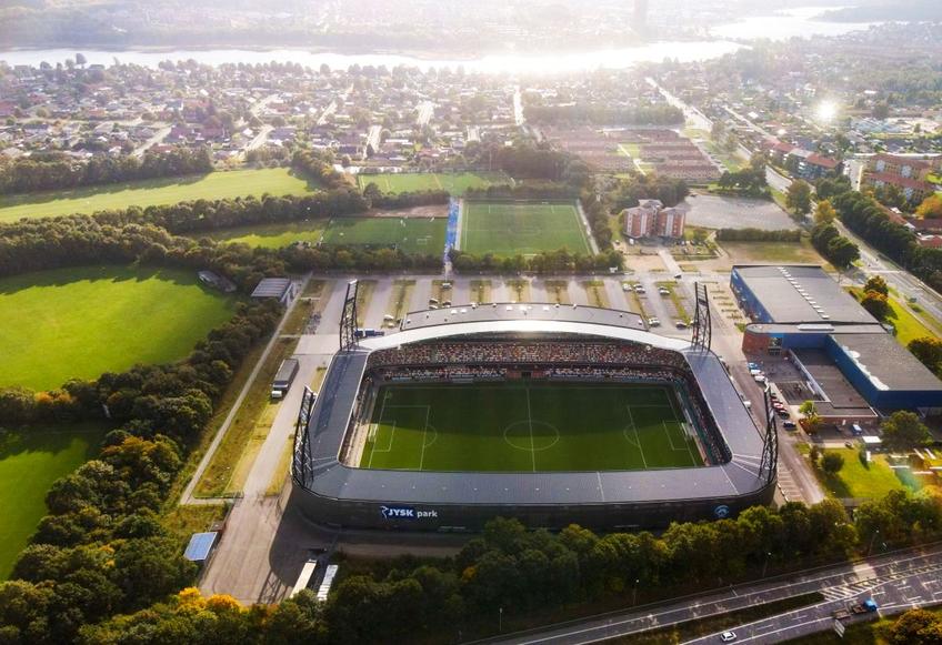 Gazonul artificial al stadionului din Silkeborg va fi un adversar redutabil pentru elevii lui Nicolae Dică, mai ales că jucătorii FCSB-ului au jonglat cu accidentările în ultima perioadă.