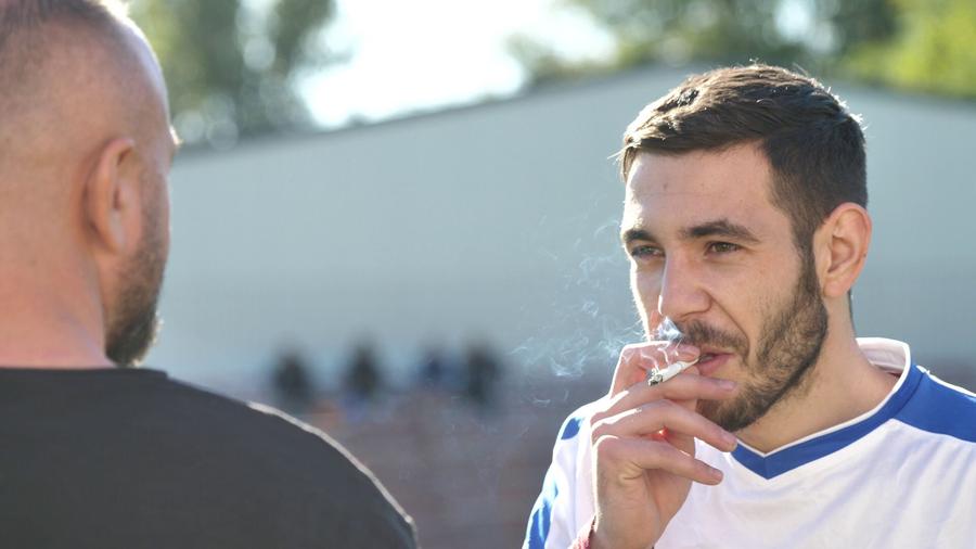 O țigară înainte de meci, aprinsă chiar de edilul din Voicești, Florin Vătafu „Vrei să joci? Zi-mi numele părinților!” » Derby cu polițiști suspectați că trișează și primar-„Halagian” în Liga 5 Vâlcea