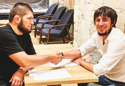 Khabib, stânga, în august 2021, când semna un contract cu FC Legion