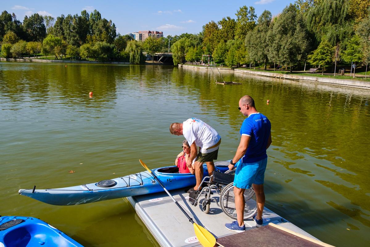 Lacul Titan, accesibil pentru persoanele cu dizabilități. Pontoane și caiace special adaptate: „66 la sută dintre ei nu pot ieși din casă să vadă parcurile”