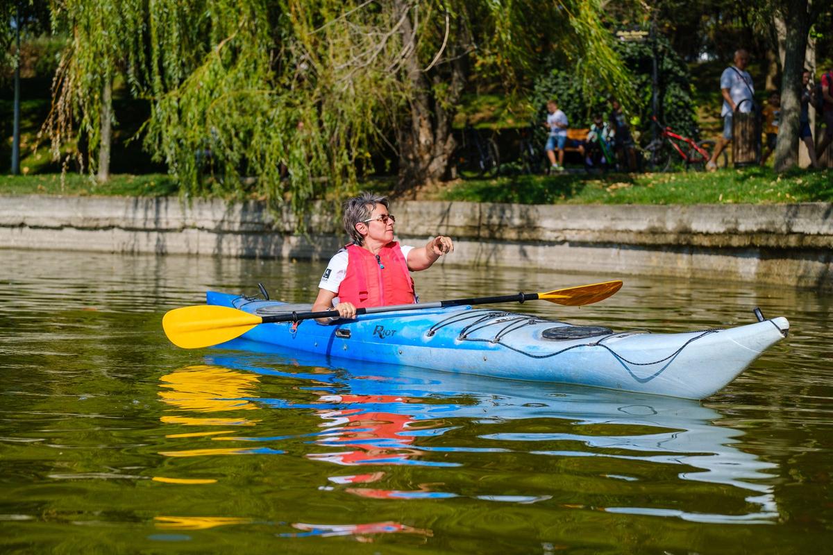 Lacul Titan, accesibil pentru persoanele cu dizabilități. Pontoane și caiace special adaptate: „66 la sută dintre ei nu pot ieși din casă să vadă parcurile”