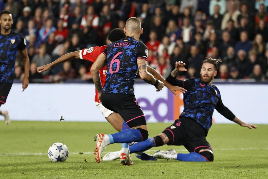 Arbitrul Daniele Orsato i-a acordat lui PSV un penalty (86), în urma unui fault comis chiar de Sergio Ramos asupra lui Tillman. Foto: Imago Images Sergio Ramos îl arată cu degetul pe Daniele Orsato, arbitrul de la meciul PSV - Sevilla: „Respectul nu-i același pentru toate echipele”