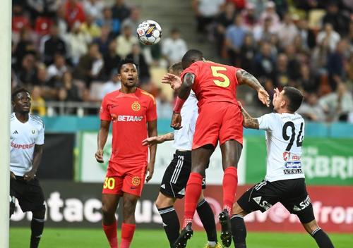 După ce a fost pus să joace fundaș central stânga, Joyskim Dawa a început să gafeze din nou. Stoperul în vârstă de 27 de ani a greșit la ultimele 3 goluri primite de FCSB cu el în teren.