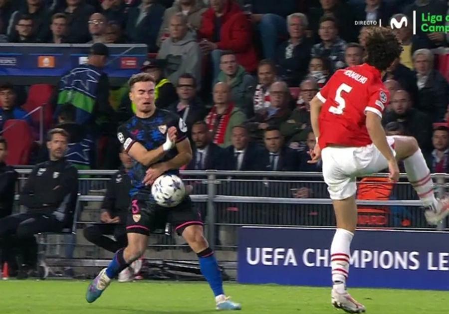 Momentul în balonul respins de Ramalho l-a lovit pe Adria Pedrosa în mână. Foto: ABC Sergio Ramos îl arată cu degetul pe Daniele Orsato, arbitrul de la meciul PSV - Sevilla: „Respectul nu-i același pentru toate echipele”