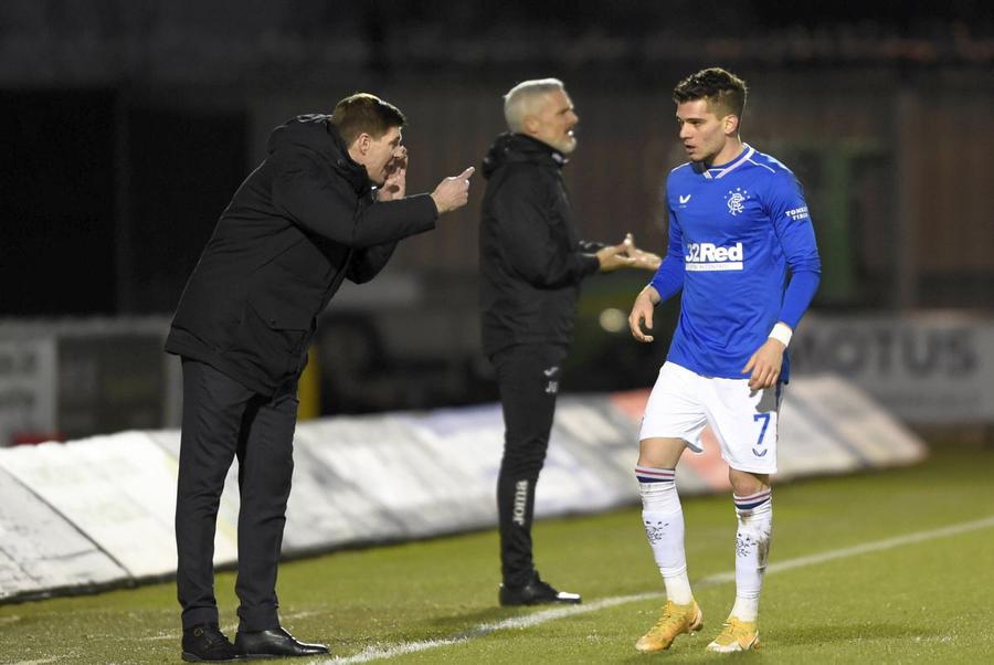Steven Gerrard și Ianis Hagi, pe vremea când cei doi colaborau la Rangers.
Foto: Imago Ianis Hagi are un nou antrenor la Rangers » Nu e Steven Gerrard!