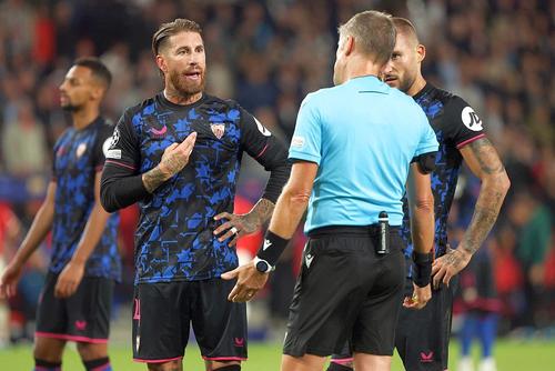 Sergio Ramos îl arată cu degetul pe Daniele Orsato, arbitrul de la meciul PSV - Sevilla. Foto: Imago Images