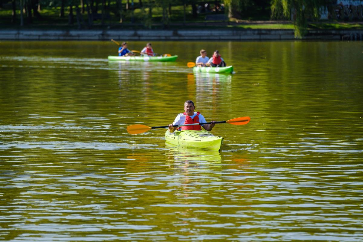 Lacul Titan, accesibil pentru persoanele cu dizabilități. Pontoane și caiace special adaptate: „66 la sută dintre ei nu pot ieși din casă să vadă parcurile”