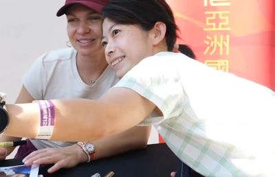 Simona Halep a făcut furori la Hong Kong: o coadă mare de oameni a participat la o sesiune de poze și autografe