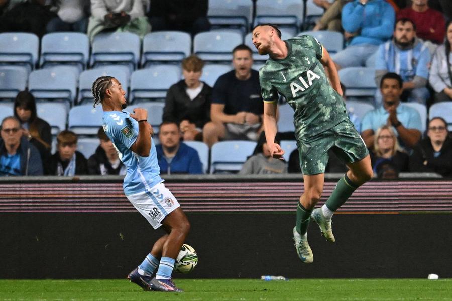 Radu Drăgușin mai prinde câte un meci ca titular la Spurs în Cupa Ligii, aici în duel cu Milan Van Ewijk (Coventry) / Foto: Imago) Doi reputați ziariști din Londra au dat un verdict dur despre Radu Drăgușin: „În 10 luni, apărătorul român a dovedit că e încă imatur și până în ianuarie...”