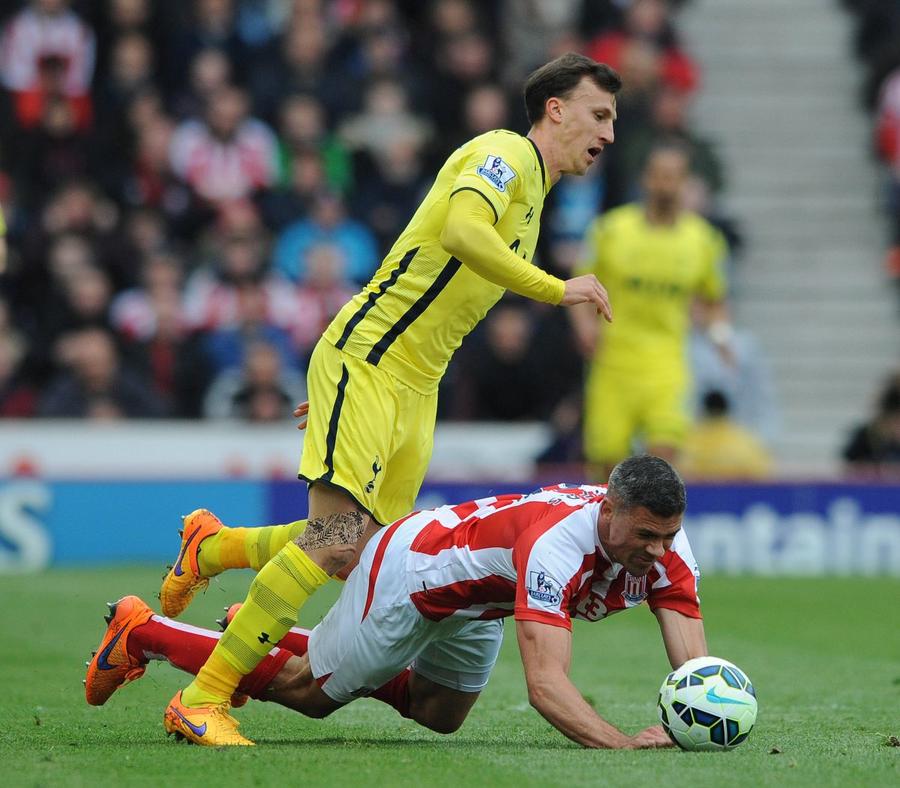Jonathan Walters este faultat de Vlad Chiricheș, într-un meci între Tottenham și Stoke City / Foto: Imago Doi reputați ziariști din Londra au dat un verdict dur despre Radu Drăgușin: „În 10 luni, apărătorul român a dovedit că e încă imatur și până în ianuarie...”