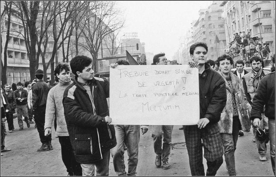 Mihai Călin, stânga ținând de pancartă, în decembrie 1989, foto: facebook Mihai Călin „Securistul era arbitru de Divizia C, voia să mă racoleze” » Interviu cu actorul Mihai Călin despre teatru, viața aspră din comunism și Revoluția din '89: „I-am dat două palme Claudiei, știam că glonțul face pneumonie”