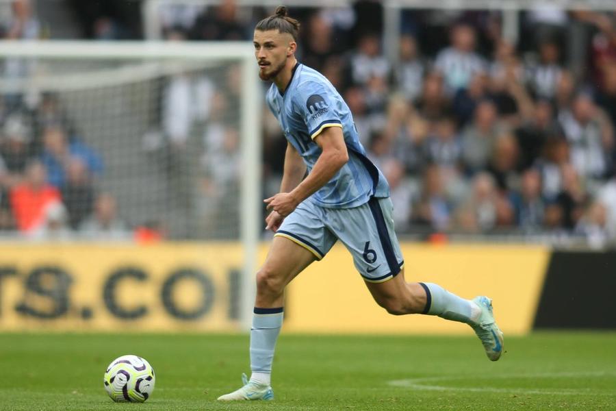 Radu Drăgușin e cel mai bine cotat român conform Transfermarkt, fiind evaluat la 25 de milioane de euro / Foto: Imago Doi reputați ziariști din Londra au dat un verdict dur despre Radu Drăgușin: „În 10 luni, apărătorul român a dovedit că e încă imatur și până în ianuarie...”