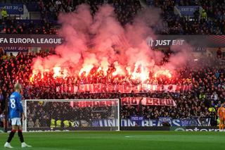 Scene reprobabile în Europa League: meciul a fost oprit! Rangers riscă sancțiuni de la UEFA după ce fanii au „incendiat” o tribună
