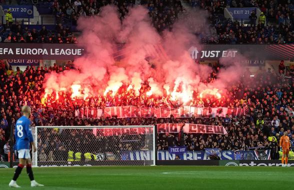 Scene reprobabile în Europa League: meciul a fost oprit! Rangers riscă sancțiuni de la UEFA după ce fanii au „incendiat” o tribună