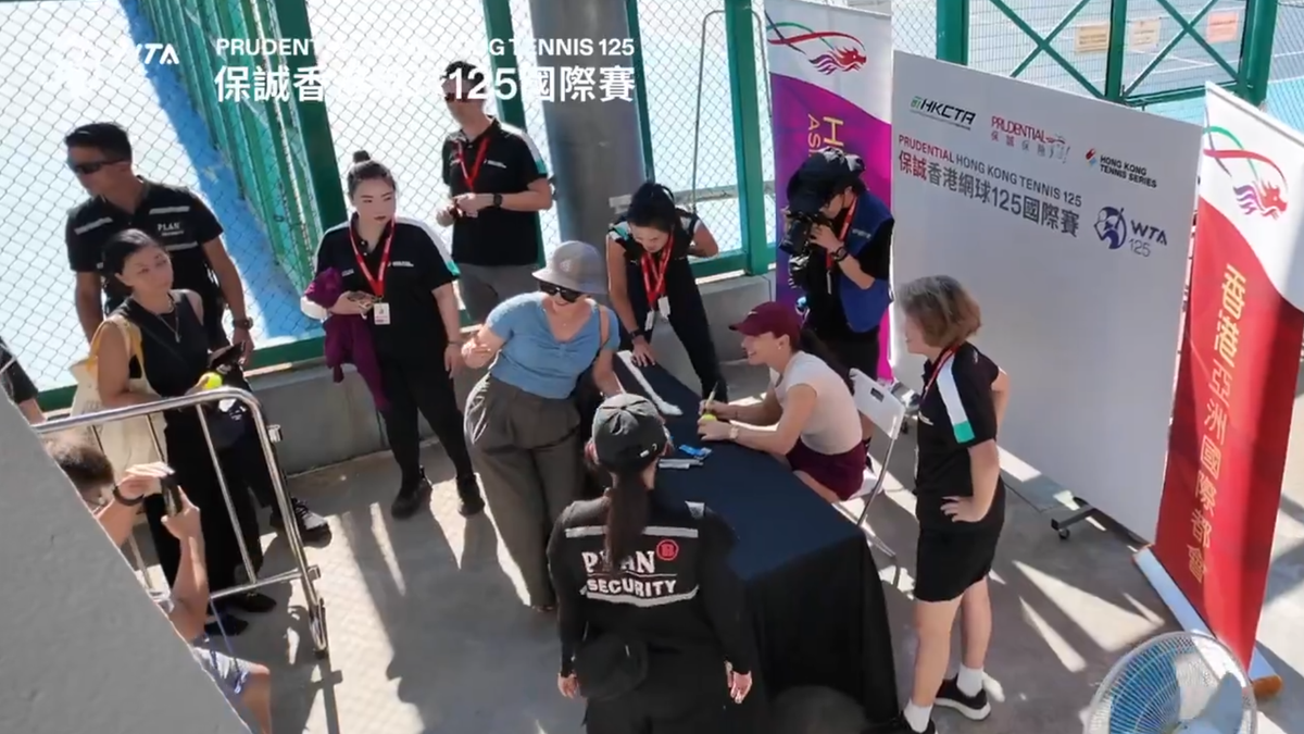 Simona Halep a făcut furori la Hong Kong: o coadă mare de oameni a participat la o sesiune de poze și autografe