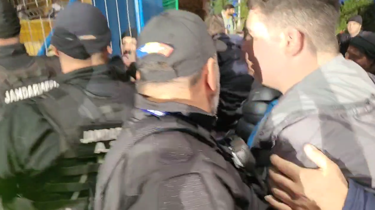 Suporterii lui Dinamo s-au „altoit” între ei la Ovidiu » Jandarmii care au încercat să intervină au primit un răspuns halucinant: „Și dacă nu ne calmăm, ce ne faci?”