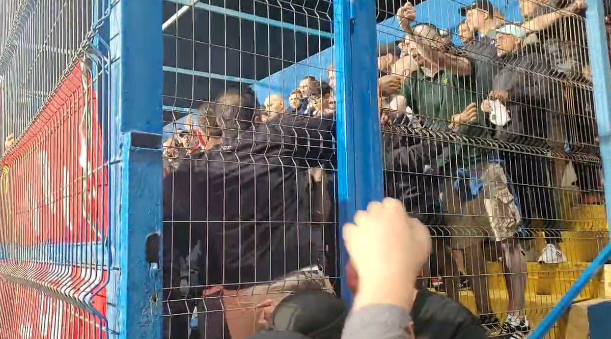 Suporterii lui Dinamo s-au „altoit” între ei la Ovidiu » Jandarmii care au încercat să intervină au primit un răspuns halucinant: „Și dacă nu ne calmăm, ce ne faci?”