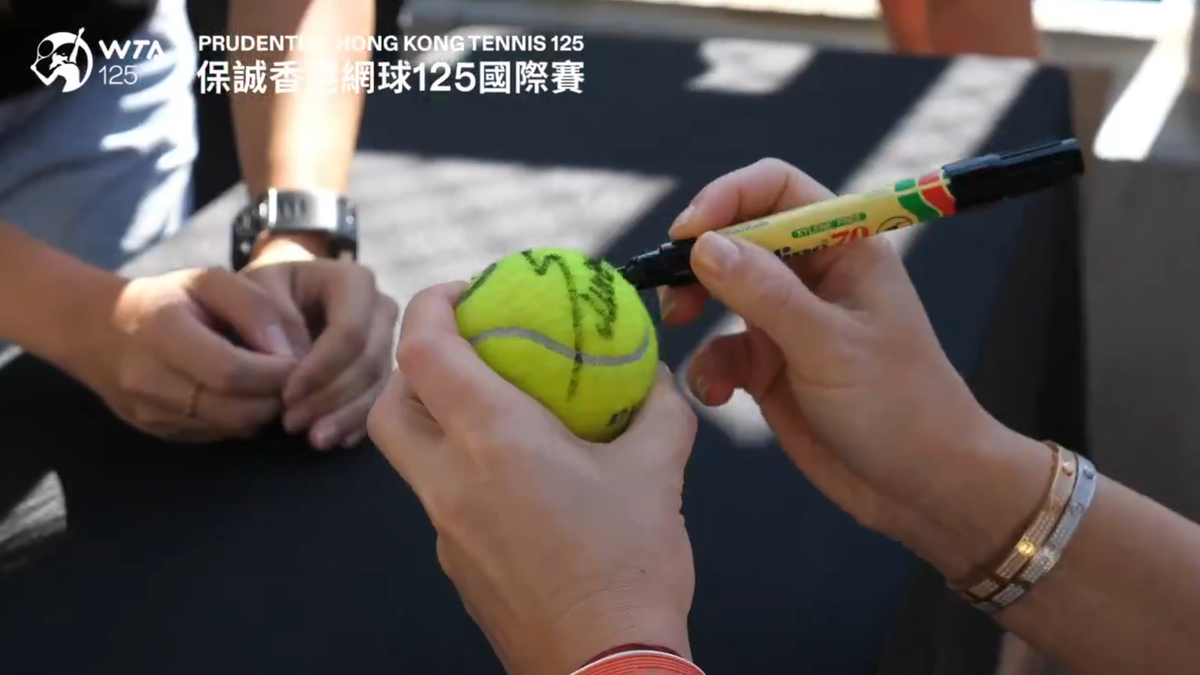 Simona Halep a făcut furori la Hong Kong: o coadă mare de oameni a participat la o sesiune de poze și autografe