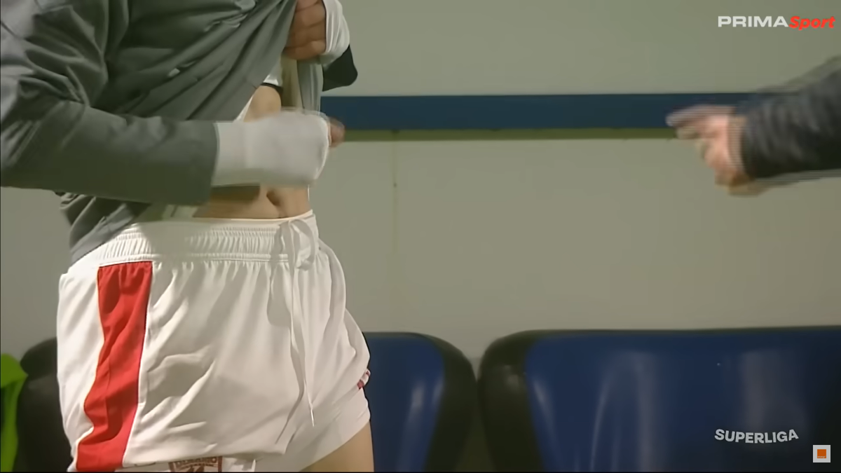 Ritualul lui Kyriakou Charalampos, înainte să intre în teren la Slobozia - Dinamo