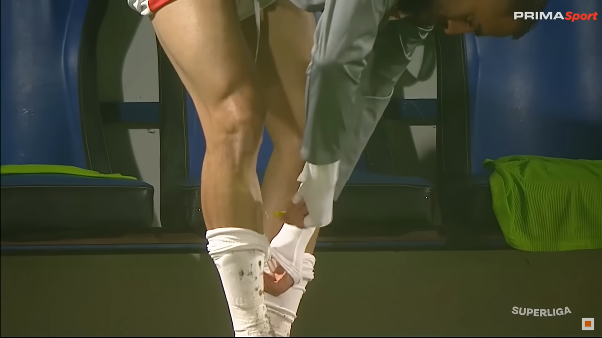 Imaginile etapei în Superliga » Ritualul repetat de 40 de ori pe bancă: „Pe el să nu-l cheme să intre repede!”