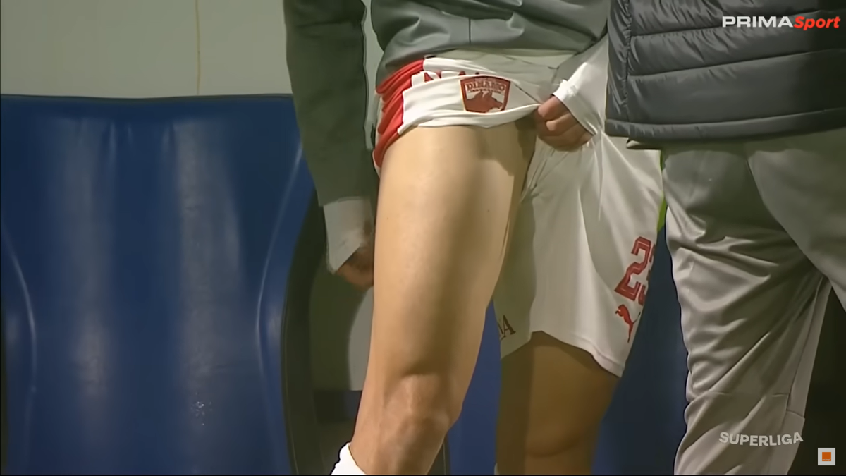 Imaginile etapei în Superliga » Ritualul repetat de 40 de ori pe bancă: „Pe el să nu-l cheme să intre repede!”
