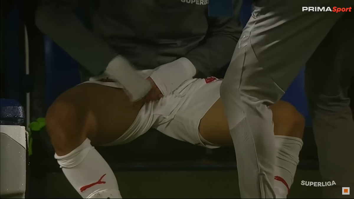 Ritualul lui Kyriakou Charalampos, înainte să intre în teren la Slobozia - Dinamo