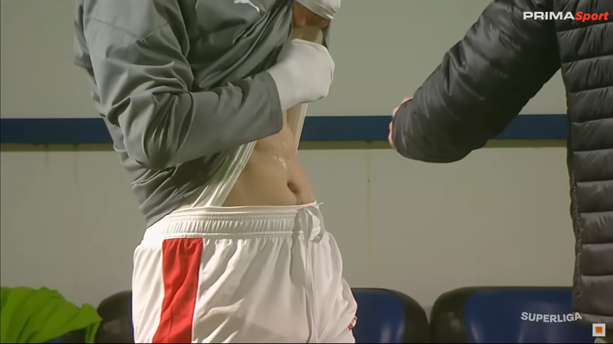 Ritualul lui Kyriakou Charalampos, înainte să intre în teren la Slobozia - Dinamo