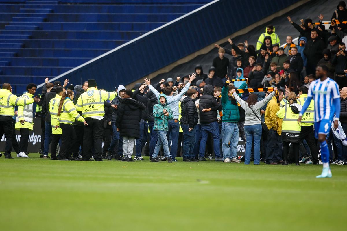 Fanii au intrat pe teren în Sheffield Wednesday - Coventry