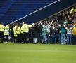 Fanii au intrat pe teren în Sheffield Wednesday - Coventry. FOTO: Imago Images