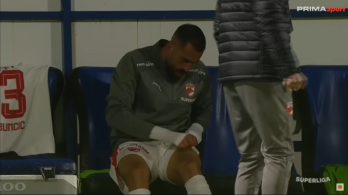Ritualul lui Kyriakou Charalampos, înainte să intre în teren la Slobozia - Dinamo
