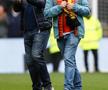 Fanii au intrat pe teren în Sheffield Wednesday - Coventry. FOTO: Imago Images
