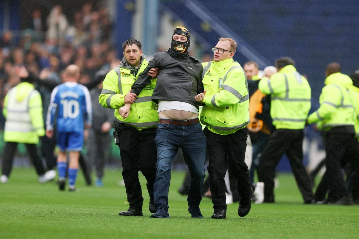 Fanii au intrat pe teren în Sheffield Wednesday - Coventry