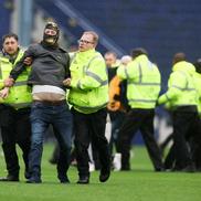 Fanii au intrat pe teren în Sheffield Wednesday - Coventry. FOTO: Imago Images