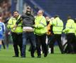 Fanii au intrat pe teren în Sheffield Wednesday - Coventry. FOTO: Imago Images