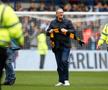 Fanii au intrat pe teren în Sheffield Wednesday - Coventry. FOTO: Imago Images
