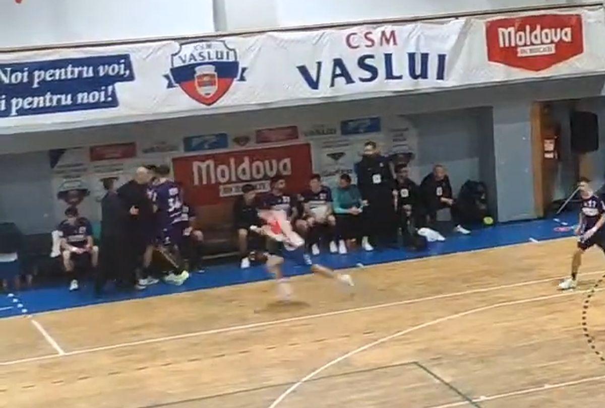 Scene șocante în Liga Zimbrilor! Selecționerul României și-a bruscat și lovit un jucător în timpul meciului » Reacție pentru GSP.ro: „Ar fi culmea să îmi reproșeze, și-a cerut scuze”