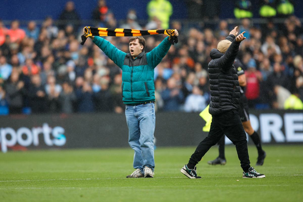 Fanii au intrat pe teren în Sheffield Wednesday - Coventry