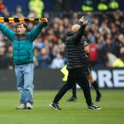 Fanii au intrat pe teren în Sheffield Wednesday - Coventry. FOTO: Imago Images