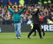 Fanii au intrat pe teren în Sheffield Wednesday - Coventry. FOTO: Imago Images