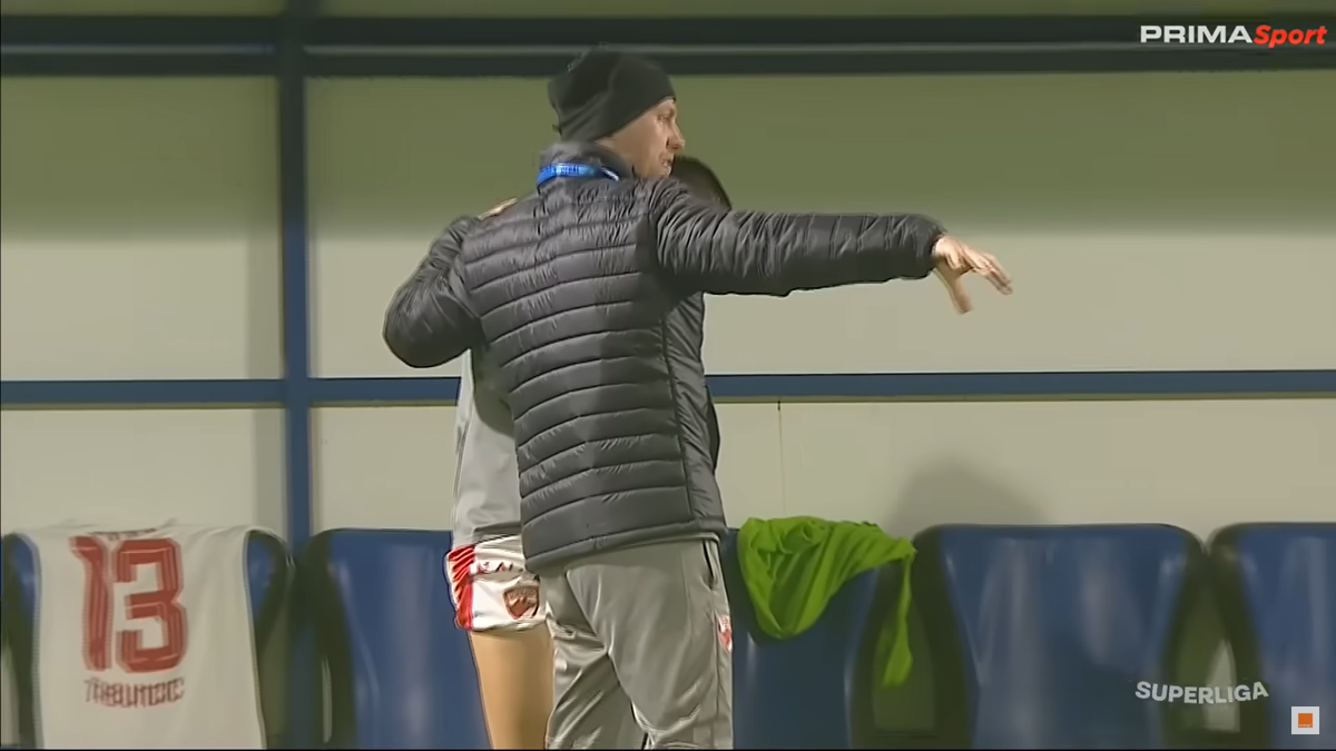Imaginile etapei în Superliga » Ritualul repetat de 40 de ori pe bancă: „Pe el să nu-l cheme să intre repede!”