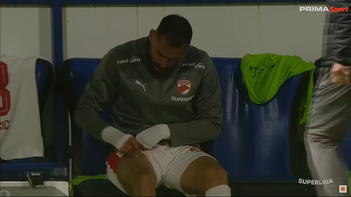 Imaginile etapei în Superliga » Ritualul repetat de 40 de ori pe bancă: „Pe el să nu-l cheme să intre repede!”
