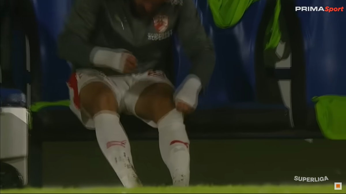 Ritualul lui Kyriakou Charalampos, înainte să intre în teren la Slobozia - Dinamo