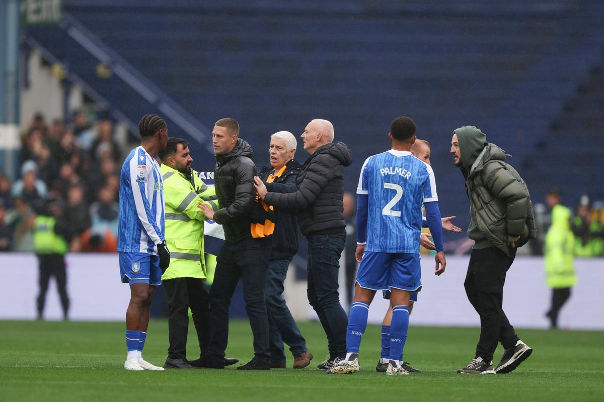 Fanii au intrat pe teren în Sheffield Wednesday - Coventry