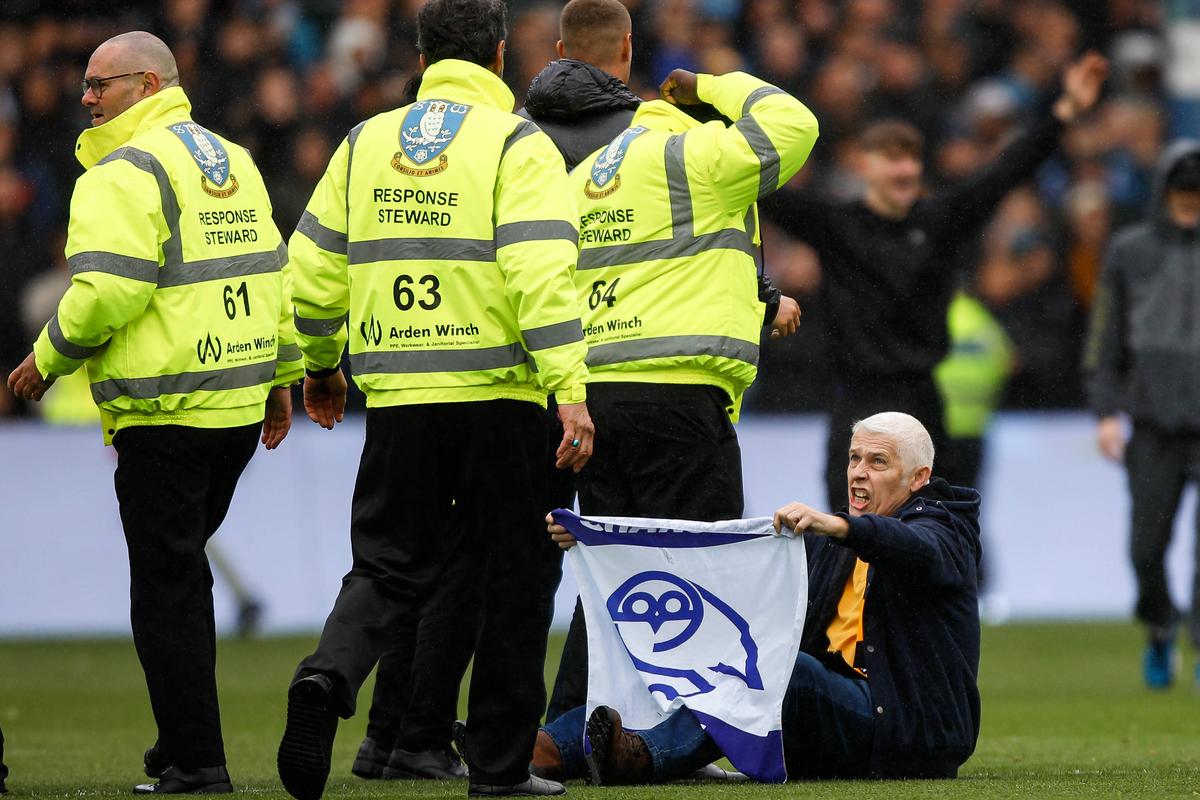 Fanii au intrat pe teren în Sheffield Wednesday - Coventry
