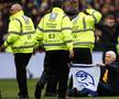 Fanii au intrat pe teren în Sheffield Wednesday - Coventry. FOTO: Imago Images