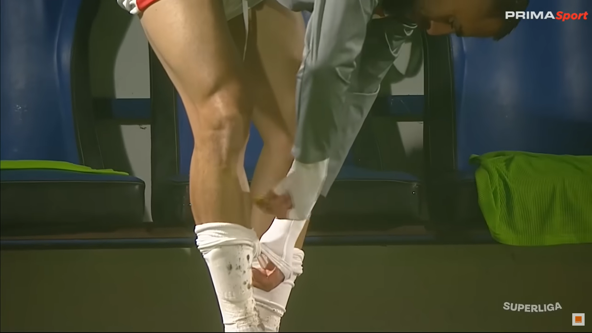 Imaginile etapei în Superliga » Ritualul repetat de 40 de ori pe bancă: „Pe el să nu-l cheme să intre repede!”
